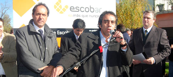 Guzmán, junto al gobernador Scioli, al inaugurar una obra de asfalto en Garín.