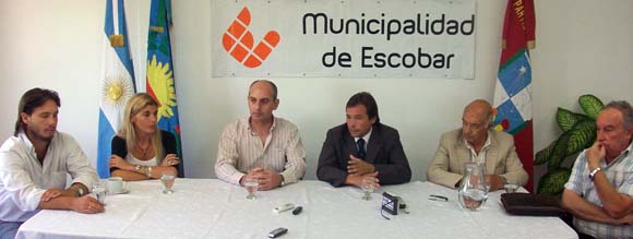 Acompañaron a Bertol el presidente y el vice del HCD, Elio Miranda y Julio Sergiani; la directora de Guarderías Maternales, Gabriela Garrone; el presidente del bloque Unión Celeste y Blanco, Jesús Angioi, y el concejal oficialista Germán Maldonado.