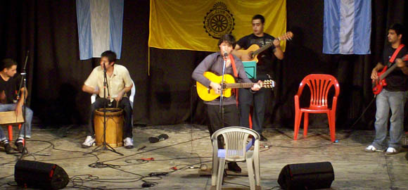 Daniel Tarchini y sus músicos levantaron sonoros aplausos desde el escenario del Seminari.