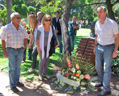 Daniel Tossio, Juana Criado y Elio Miranda colocaron una ofrenda floral frente al busto de Perón.