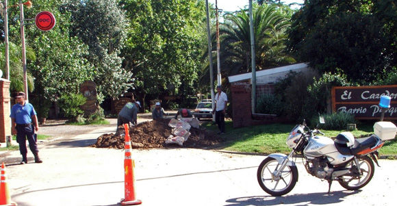 Los bacheos comenzaron en la entrada al barrio y abarcaron las calles Harris y Kennedy.