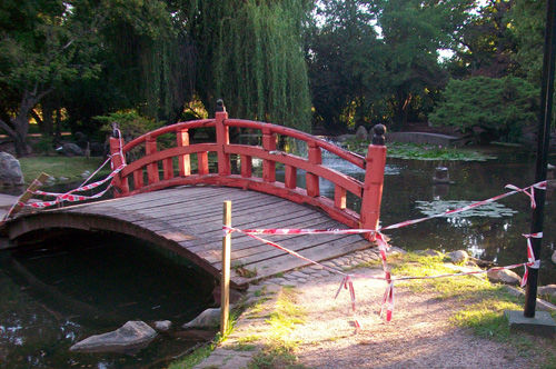 El puente central del Jardín está roto hace un año.