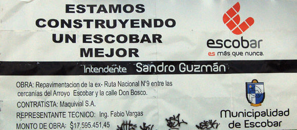 El cartel detalla el monto de inversión, la empresa adjudicataria y el responsable de la obra, pero no quien la paga.