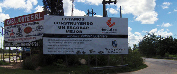 El cartel del rédito, estratégicamente colocado en la confluencia de Colectora Este y la antigua ruta 9.