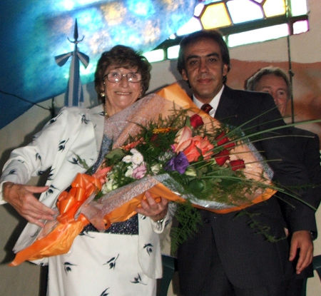 "Mariquita" Cufré recibió un ramo de flores del intendente Guzmán.