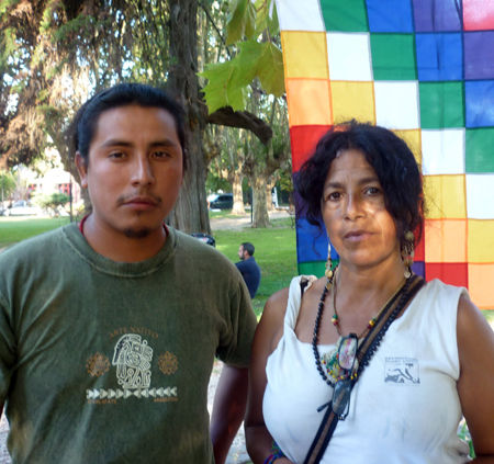 Blanca Márquez, en la plaza de Maschwitz, junto a René Choque (quechua).