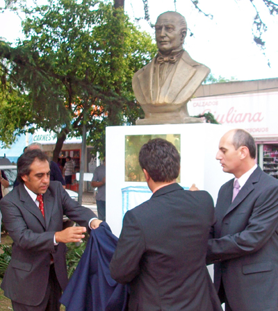 Descubrieron el busto el Intendente, el delegado Luis Ravaschino y el concejal Elio Miranda.