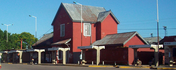 La estaci&oacute;n de trenes y terminal de colectivos de Gar&iacute;n, un s&iacute;mbolo de la localidad, que en junio cumplir&aacute; 120 a&ntilde;os. 