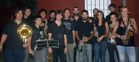 La Orquesta de Vientos ejecutó el feliz cumpleaños por el centenario de Ingeniero Maschwitz.