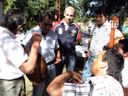 El intendente Sandro Guzmán concurrió al encuentro y dialogó con vecinos.