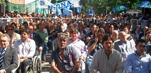 Funcionarios municipales, invitados y organizaciones gremiales dieron marco al acto en la Colón.