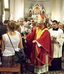imagen Monseñor Sarlinga, entre los fieles que asistieron a la misa en la cocatedral.