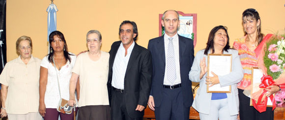 Las cinco vecinas junto al intendente Sandro Guzmán y el presidente del Legislativo, Elio Miranda.