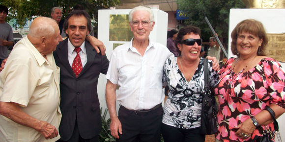 Los vecinos Alberto Palomeque, Inés Nazarre y Eve Basiglio de Márquez se fotografiaron con el Intendente.