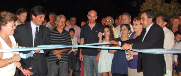 El intendente Sandro Guzmán y el secretario de Obras Públicas, Rubén Cabrera, en el corte de cintas.