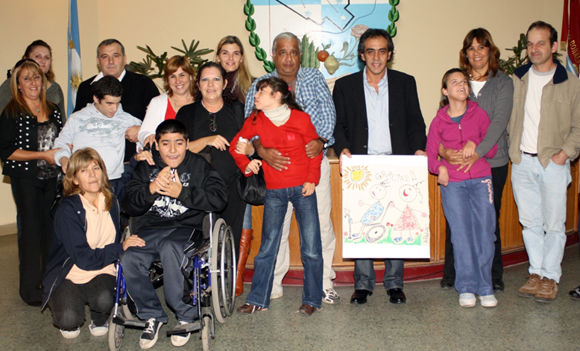 Tras la firma del convenio, el intendente se fotografió con directivos, profesionales, padres y asistentes de APANNE.