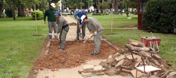 Personal municipal también se encuentra abocado a la reparación de veredas en la plaza San Martín. 