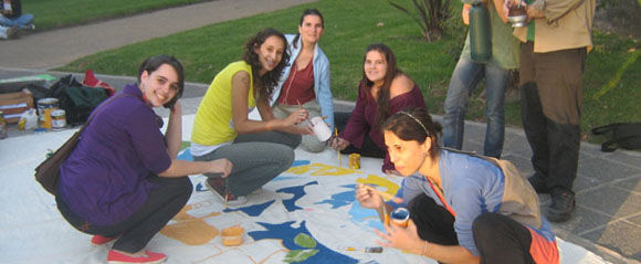 imagen Un grupo de jóvenes pintoras participó en la confección de una bandera con motivos integradores.