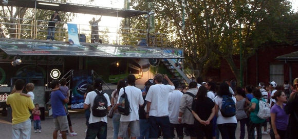 imagen Los ladrones entraron a la biblioteca por el sector de ventanales que da al polideportivo municipal.