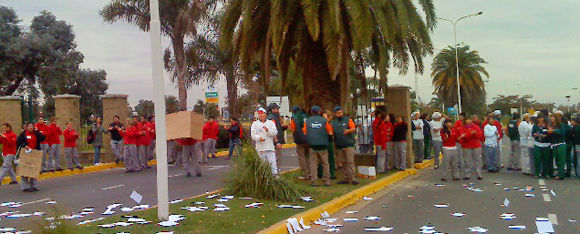 imagen La entrada a "El Portal de Escobar" estuvo cortada durante la protesta de los trabajadores.