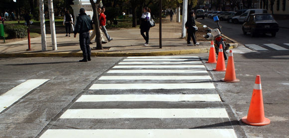 Frente a la plaza San Martín, la senda peatonal en avenida Tapia de Cruz e Hipólito Yrigoyen.