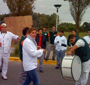 imagen Con bombos y cánticos, personal de Jumbo se sumó al reclamo de sus pares de Easy.