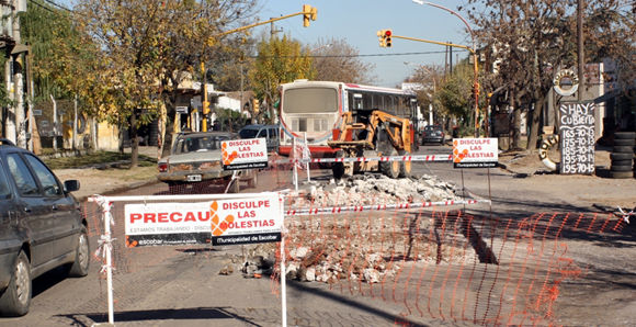 Un tramo de la avenida San Martín, a la altura de Almafuerte, está cortado por las reparaciones.