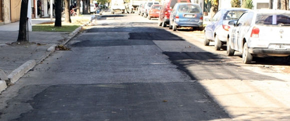 Los pozos de la calle Sarmiento, entre Estrada y Travi, fueron tapados con concreto asfáltico.