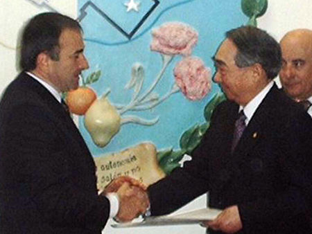 Luis Patti recepcionó a Chang Yung-fa en 2001.
