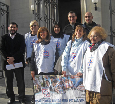 imagen Integrantes de Cáritas y monseñor Pérez, en las puertas de la cocatedral de Escobar.