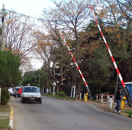 La calle César Díaz seguirá funcionando con barreras.