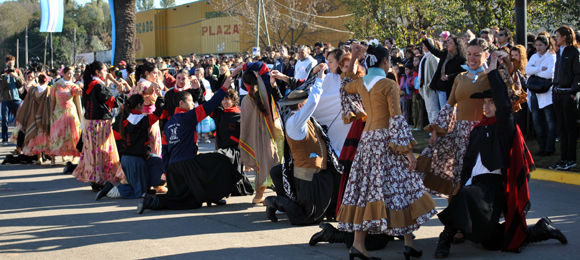 El baile también se hizo presente sobre el boulevard Perón, con la participación de varios ballets.