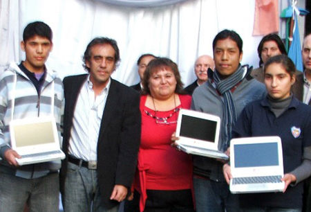 El Intendente y la directora, junto a alumnos.