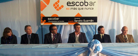 imagen Las autoridades se ubicaron tras una larga mesa ataviada con paños celestes y blancos.