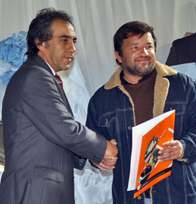 imagen Guzmán le entregó un subsidio de 5 mil pesos a los bomberos de Savio.