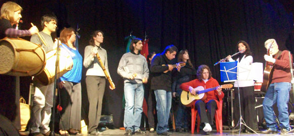 Los alumnos del conservatorio arrancaron con una interpretación instrumental de "El Humahuaqueño".