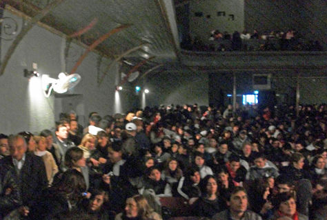 ampliar imagen Los pasillos del teatro quedaron virtualmente anulados.