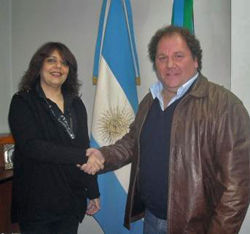imagen Paolillo y Gazzotti estrechan sus manos tras la firma del convenio.