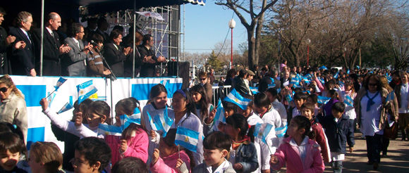 imagen Las delegaciones escolares participaron del desfile con banderitas celestes y blancas.