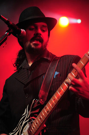 Eli Suárez, hijo de Korneta y líder de la banda.