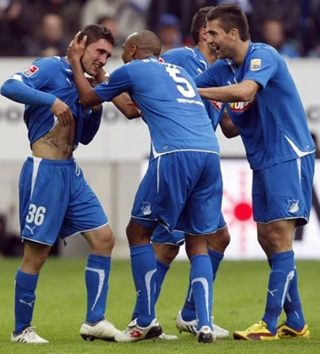 Zuculini festeja con sus compañeros el único gol que anotó en el Hoffenheim, ante Nuremberg.