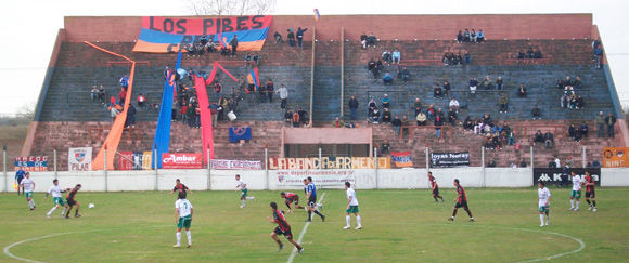 imagen Poca gente pero mucho aliento en el Estadio Armenia, que había tenido un mejor marco en la segunda fecha.