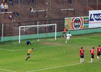 Romero ya ajustició a Bangert y festeja el gol del triunfo de Acassuso, que sigue invicto.