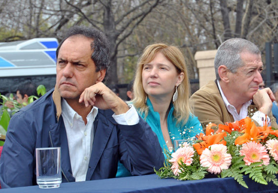 Cristina Alvarez Rodríguez, en Maschwitz, rodeada por el gobernador Scioli y el diputado nacional Jorge Landau.