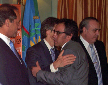 Guzmán saluda a funcionarios provinciales y al gobernador Scioli.