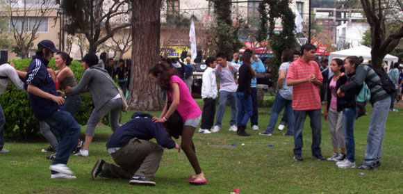 La plaza principal de Belén de Escobar permaneció poblada de adolescentes durante toda la tarde.