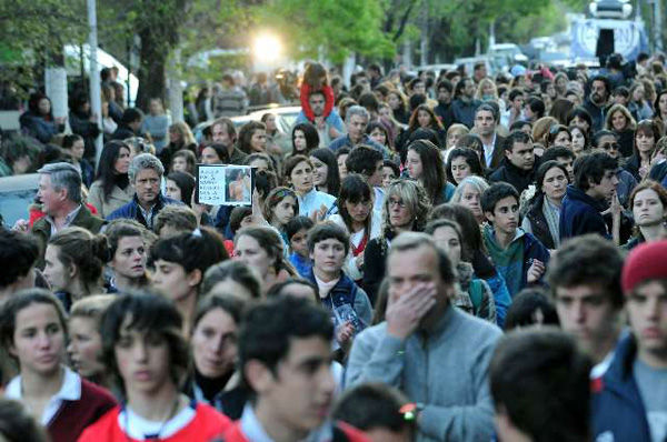 Una multitud dio vueltas a la plaza Emilio Mitre en reclamo de justicia y seguridad. Una multitud dio vueltas a la plaza Emilio Mitre en reclamo de justicia y seguridad.