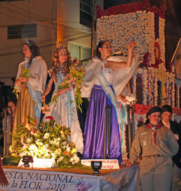 La Reina de la Flor y sus princesas, en la carroza oficial. La Reina de la Fiesta de la Flor y sus princesas, en la carroza oficial.