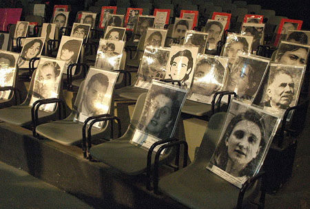 Las fotos de los desaparecidos ocuparon las primeras filas del tribunal.