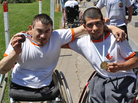 Los atletas en silla de ruedas Daniel Rolón (bronce) y Esequiel Berges (oro) muestran sus medallas en la feliz.